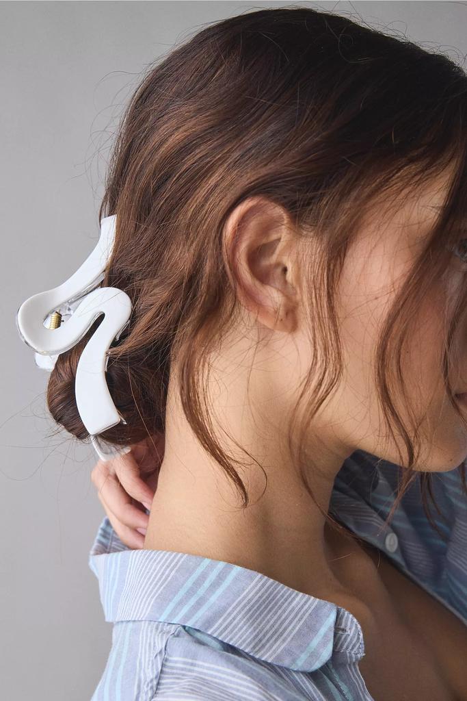 Urban Outfitters Marlowe Wave Resin Claw Clip
