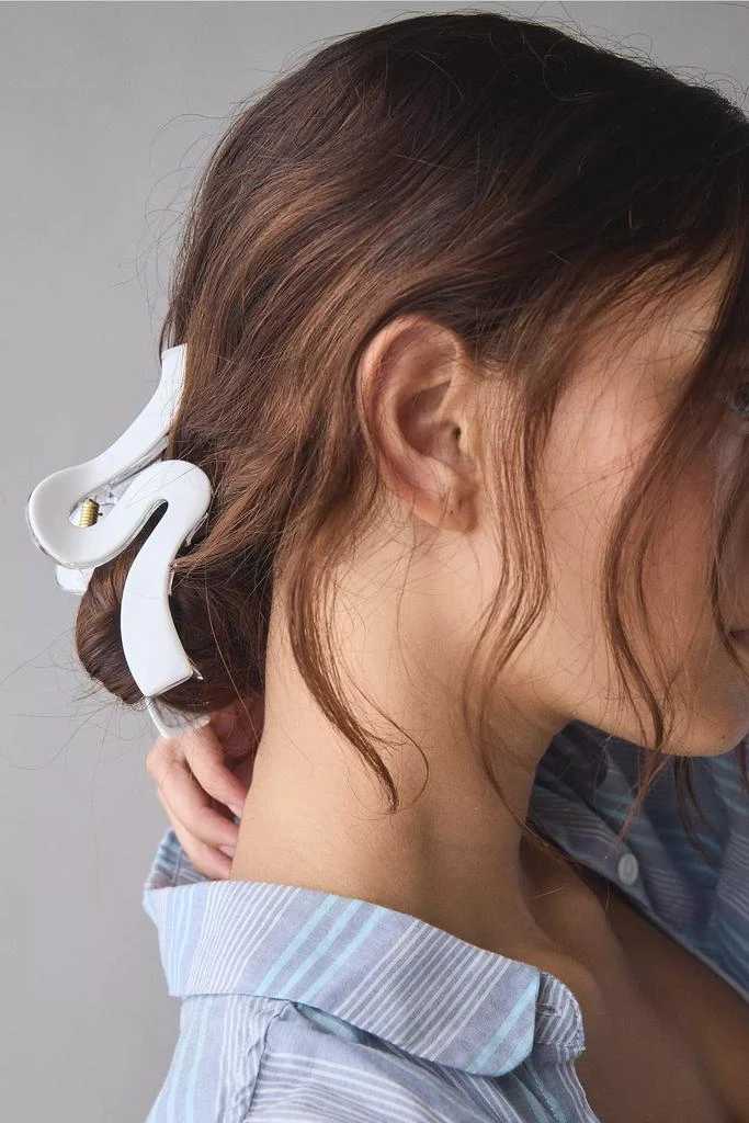 Urban Outfitters Marlowe Wave Resin Claw Clip