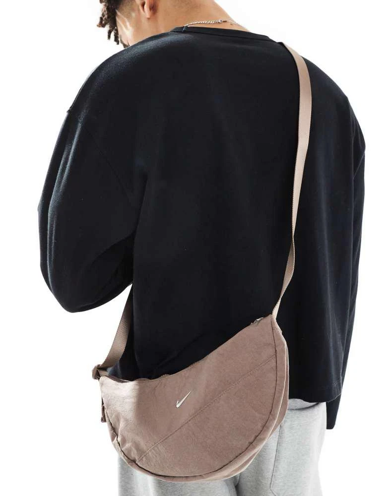 NIKE Nike Aura crossbody bag in brown 1
