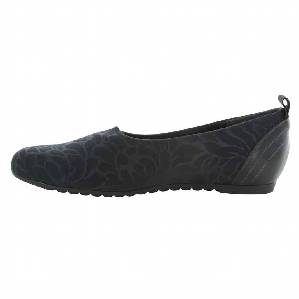 Munro Women's Iriana Flats In Black