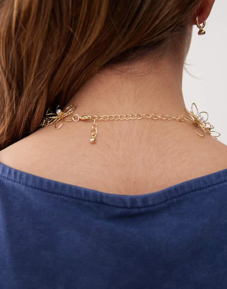 Reclaimed Vintage Reclaimed Vintage wire flower necklace in gold