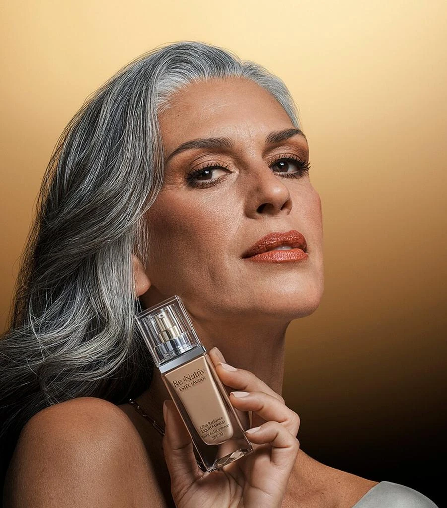 Estée Lauder Re-Nutriv Ultra Radiance Liquid Foundation SPF 20 4