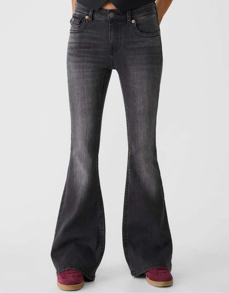 Stradivarius Stradivarius D04 low rise flared jeans in washed black 4