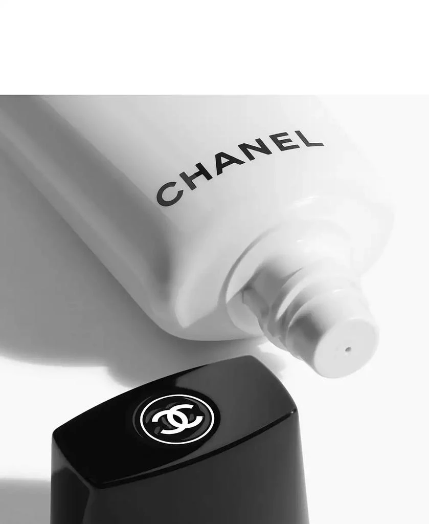 Chanel Glowing Makeup Primer 3