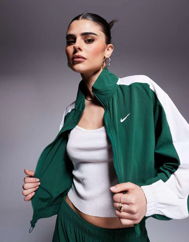 NIKE Nike Trend woven windrunner jacket in green 1