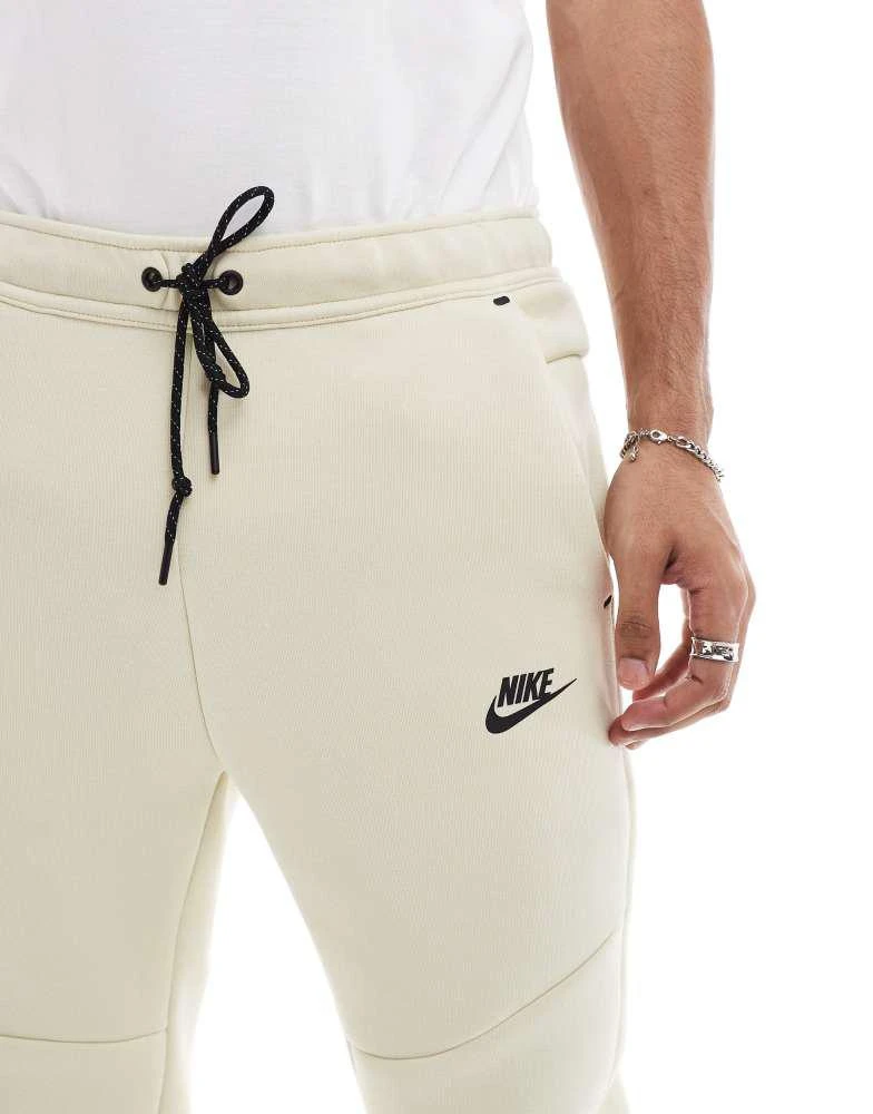 NIKE Nike Tech Fleece jogger in beige 4