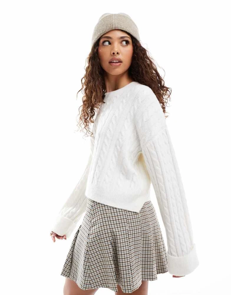 HOLLISTER Hollister cozy knitted cropped jumper in cream 2