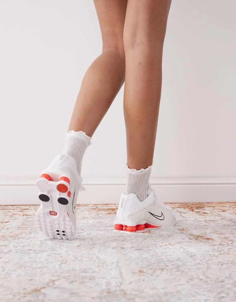 NIKE Nike Shox R4 trainers in white and red 5