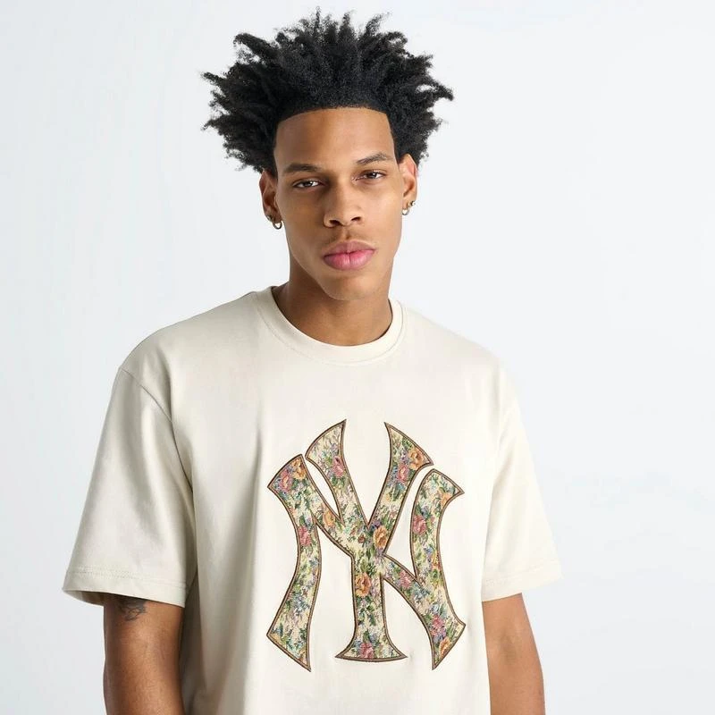 New Era Men's New Era New York Yankees MLB Upholstery Logo T-Shirt 5
