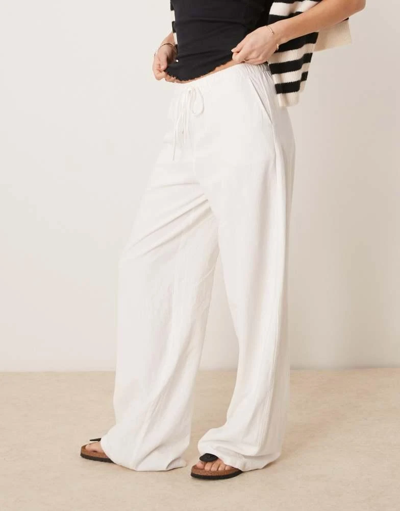 Stradivarius Stradivarius linen look pull on trouser in white 2