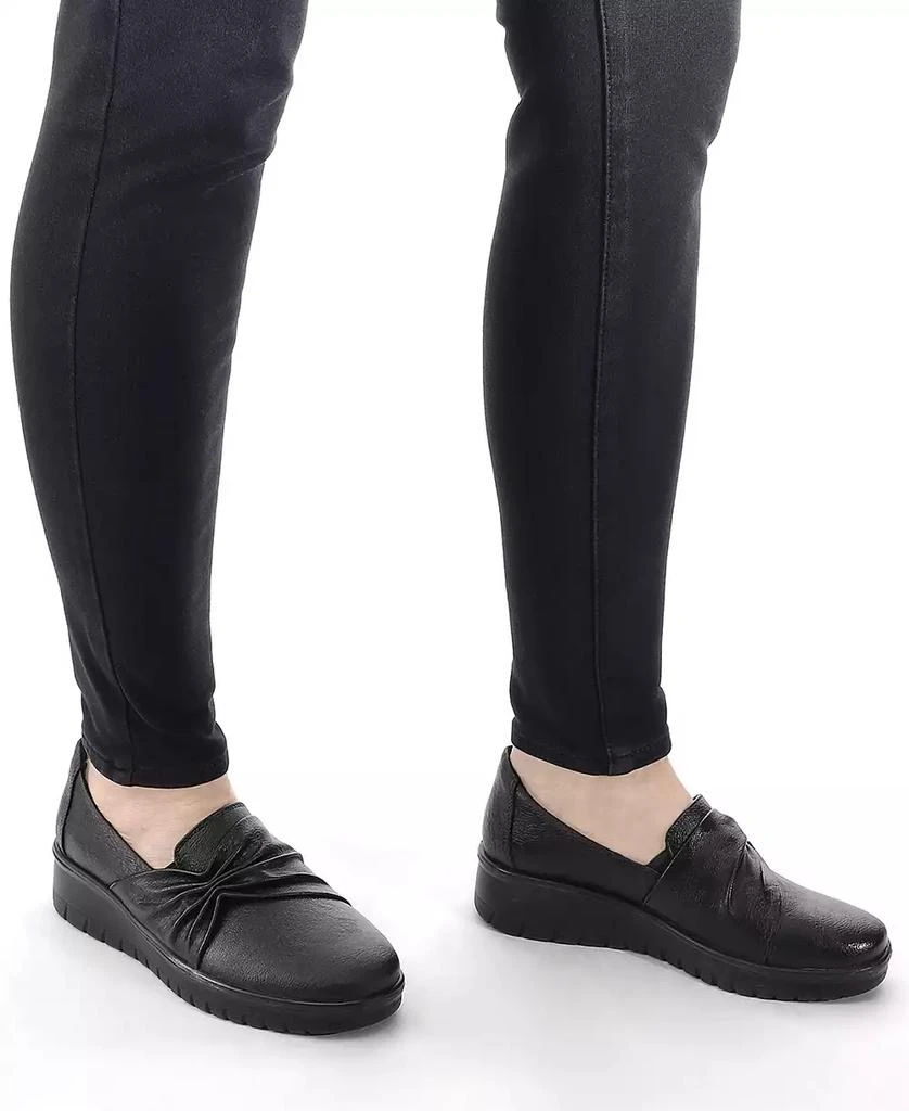 Easy Street Women's Faith Comfort Slip-On Flats 8