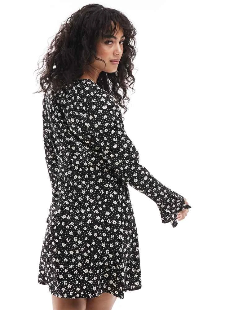 Wednesday's Girl Wednesday's Girl ditsy floral flared sleeve mini dress in black 4