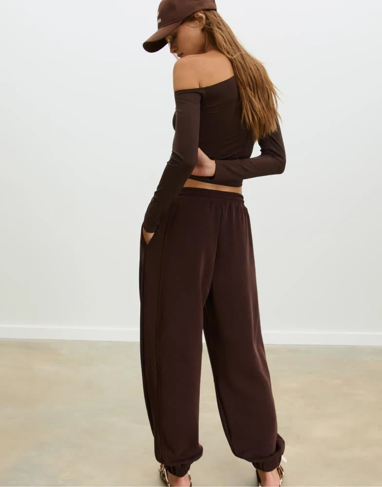 Stradivarius Stradivarius Soft-touch baggy joggers in brown 2