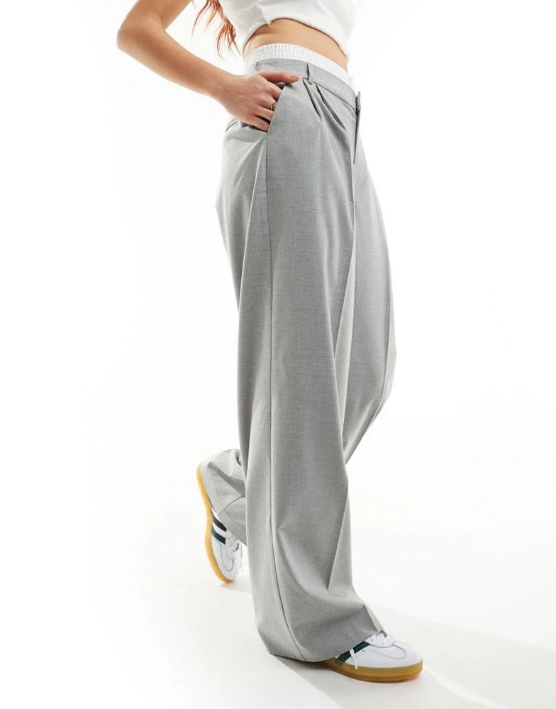 Stradivarius Stradivarius tailored trouser with contrast waistband in grey 1