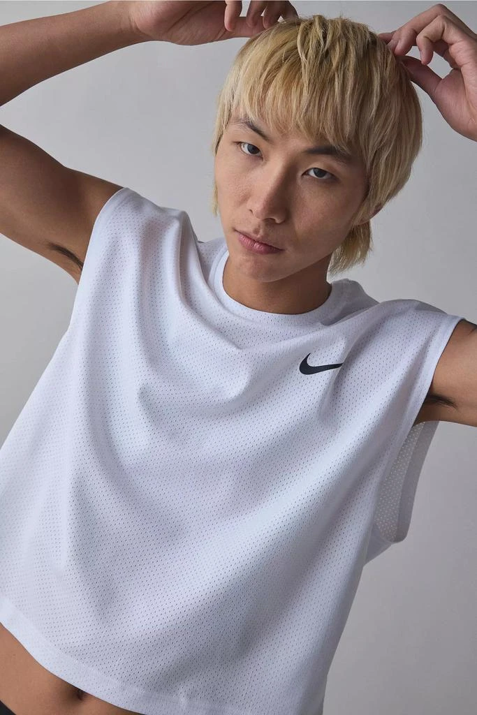 NIKE Nike UO Exclusive Cropped Swim Shirt 5