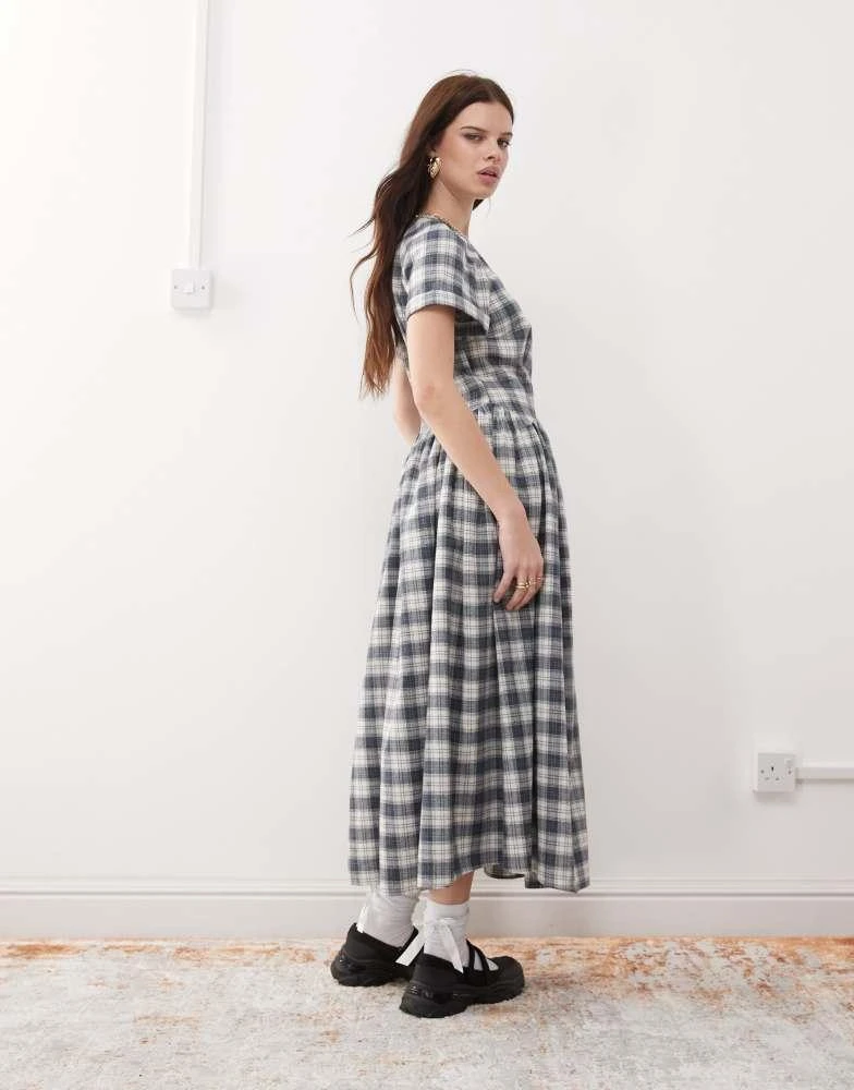 Reclaimed Vintage Reclaimed Vintage midi dress with tie front detail in check 4