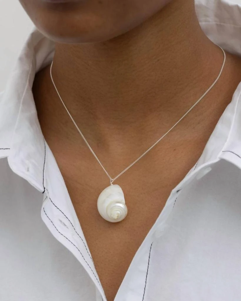 Maslo Jewelry Maslo Jewelry - Women
s Trocha Shell Pendant Necklace