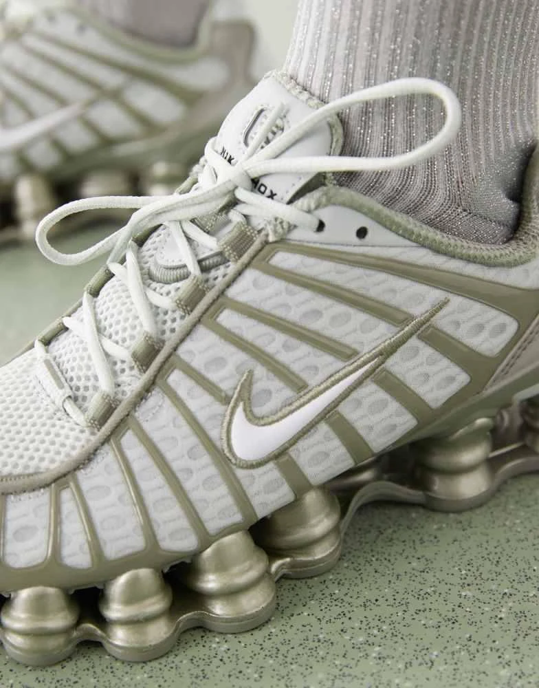 NIKE Nike Shox TL trainers in green 4
