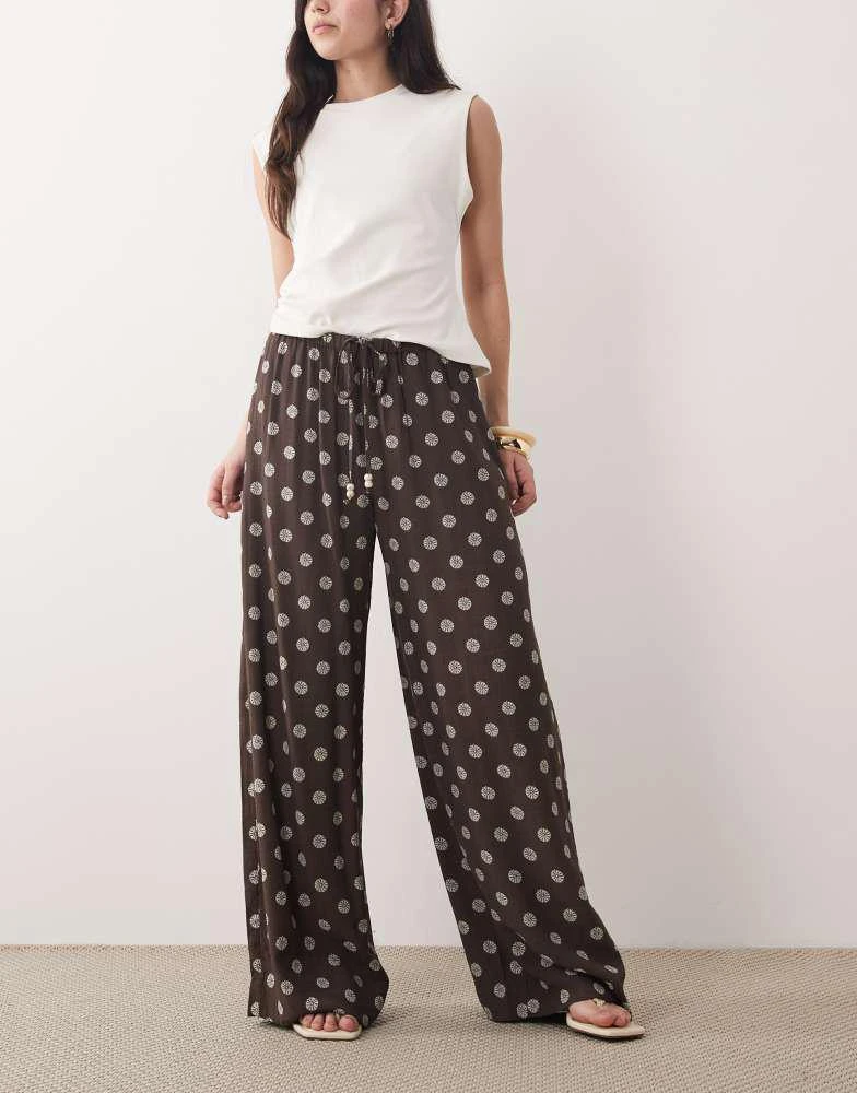 Abercrombie 
Fitch Abercrombie 
Fitch crinkle pull on trousers in brown floral print