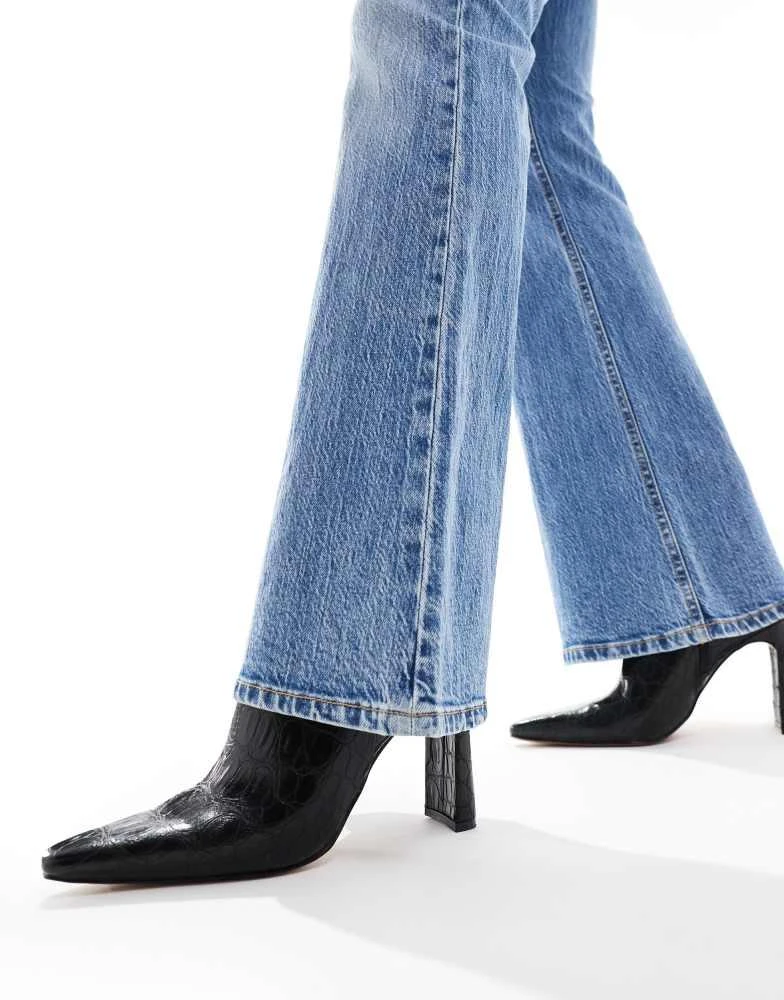 Stradivarius Stradivarius STR flare jean in medium washed blue 2