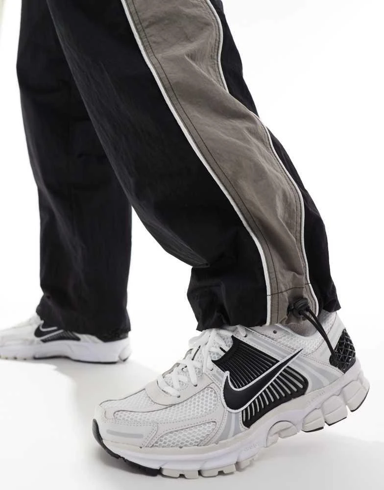 NIKE Nike Zoom Vomero 5 trainers in white and black 1