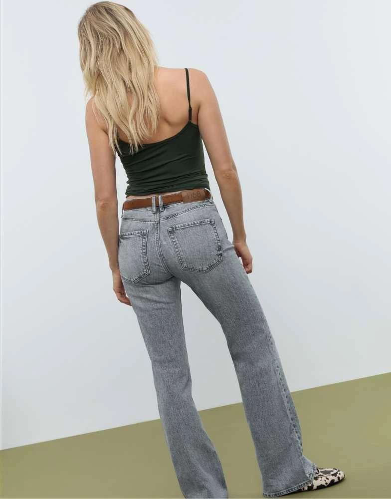 Stradivarius Stradivarius D68 boot-cut fit jeans with belt in light grey denim wash 3