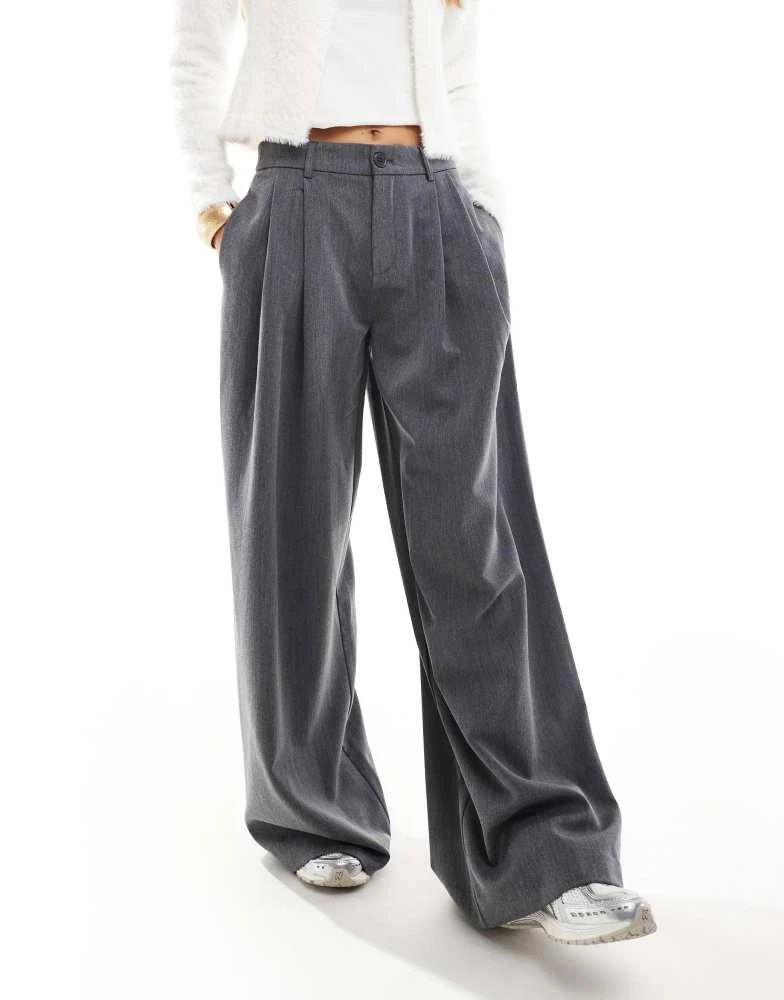 Stradivarius Stradivarius STR tailored pleated wide low waist trouser in grey 2