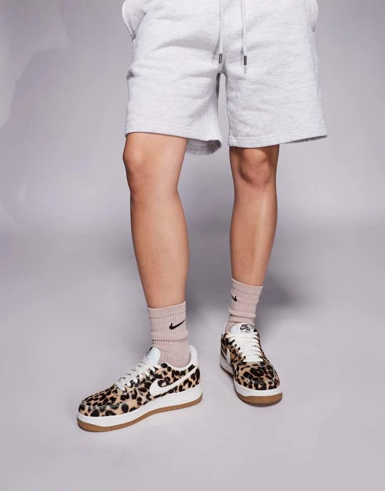 NIKE Nike Air Force 1 
07 unisex trainers in leopard and white 4