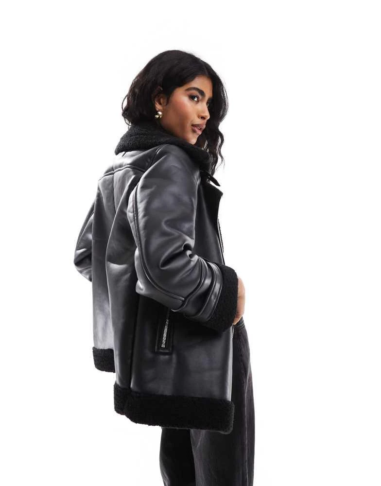 Stradivarius Stradivarius oversized borg lined aviator in black 4