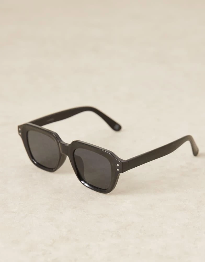 ASOS ASOS DESIGN square sunglasses with smoke lens and chunky black frame 2