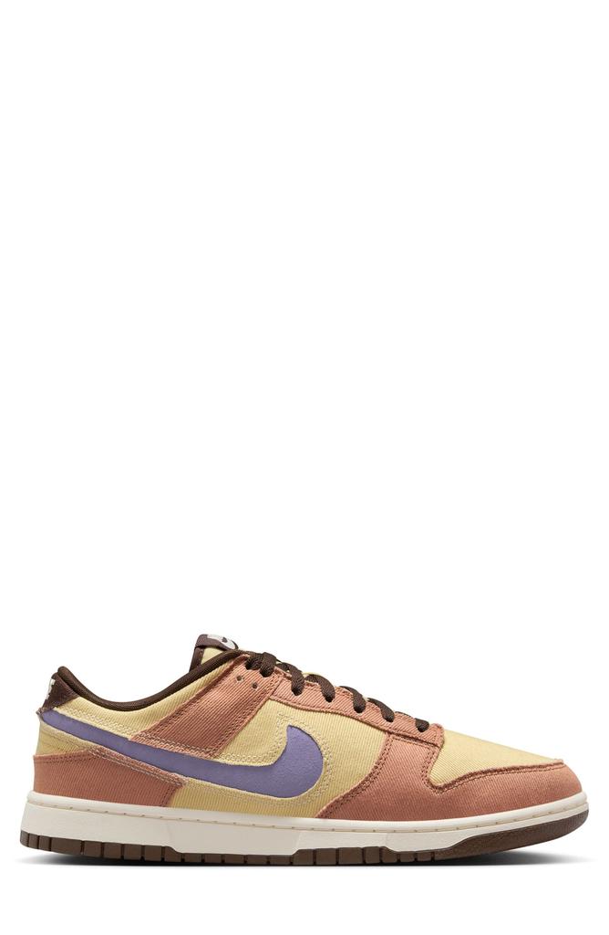 NIKE Dunk Low SE Basketball Sneaker