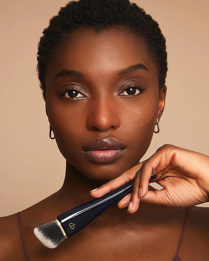 Cle de Peau Radiant Fluid Foundation Natural Broad Spectrum SPF 25 9