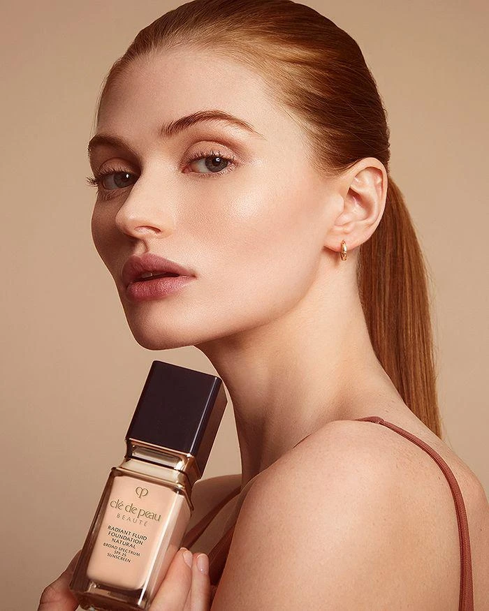 Cle de Peau Radiant Fluid Foundation Natural Broad Spectrum SPF 25 4