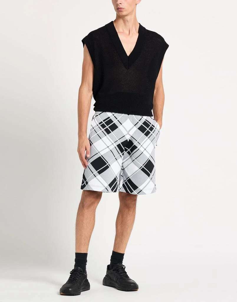 Burberry Shorts
Bermuda 3