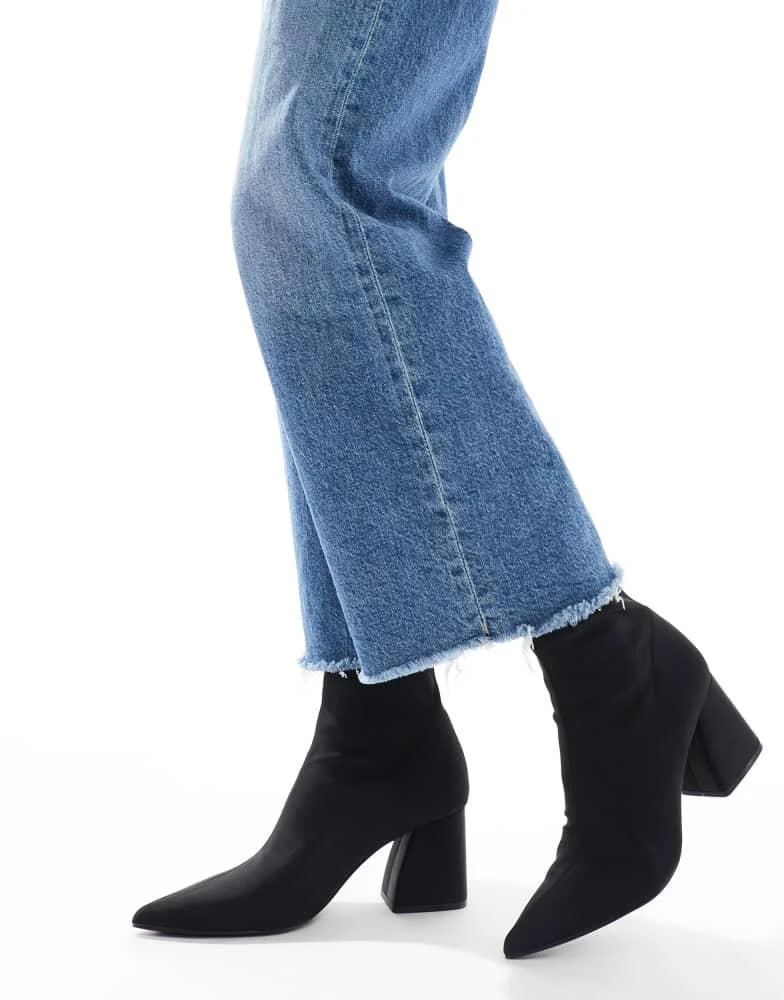 Stradivarius Stradivarius heeled ankle boot in black with chunky heel 1