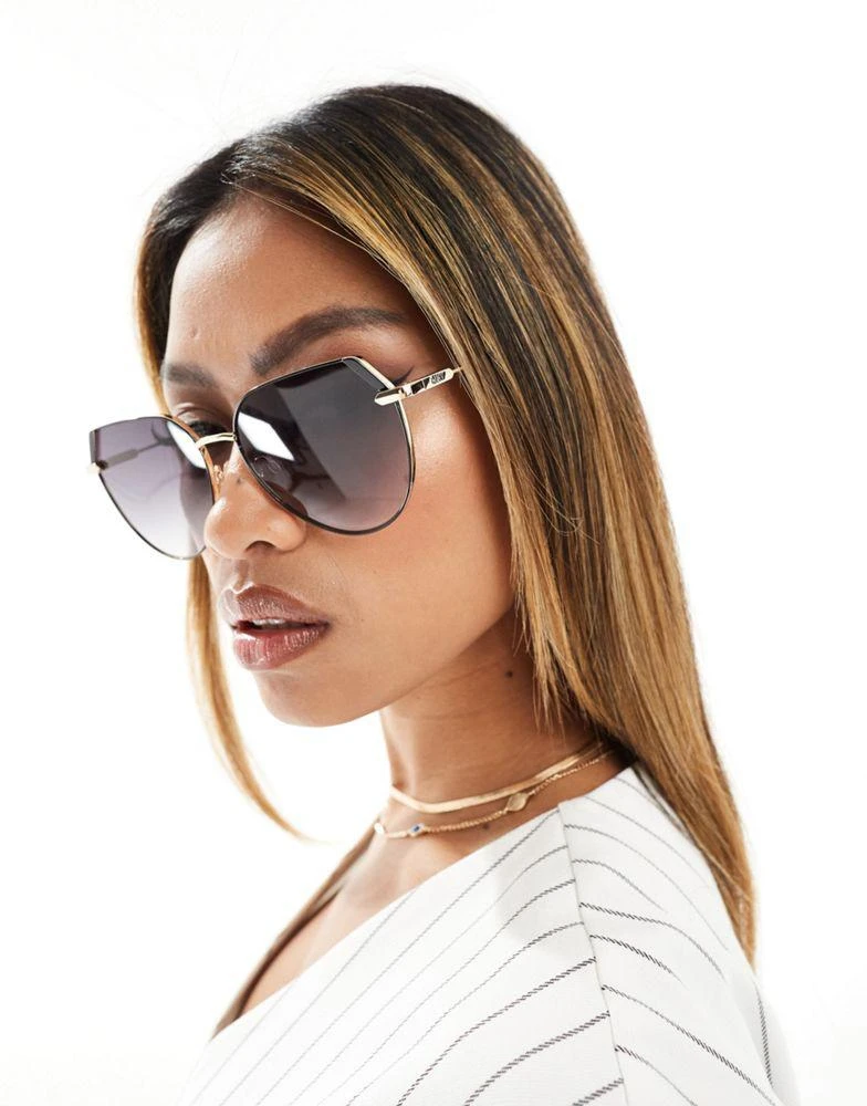 Quay Quay main character round sunglasses in gold 1