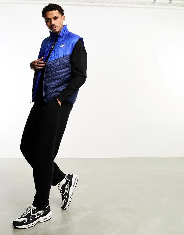 NIKE Nike Windrunner midweight padded gilet in navy 3