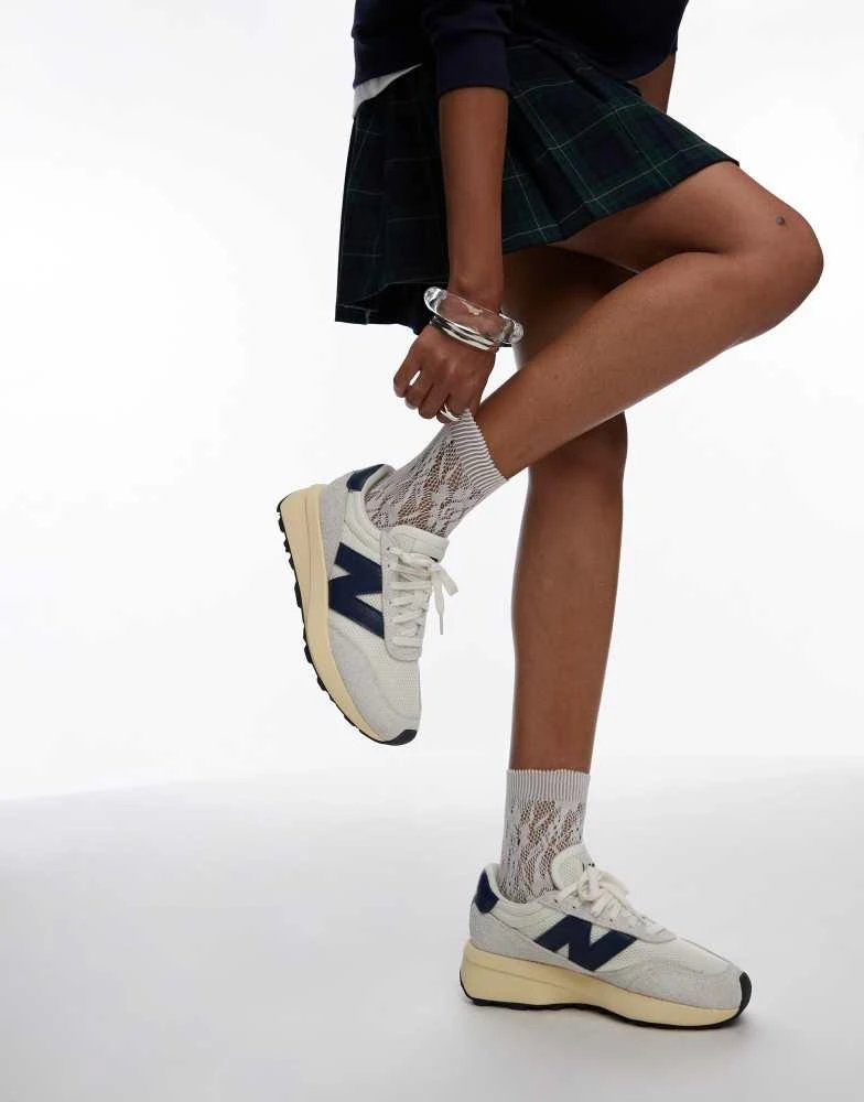 New Balance New Balance 370 trainers in white and navy 5