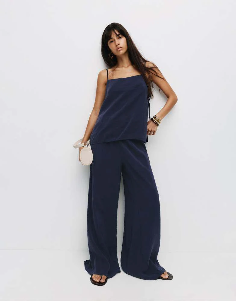 Pull&Bear Pull&Bear Rustic sweatpants in navy 1