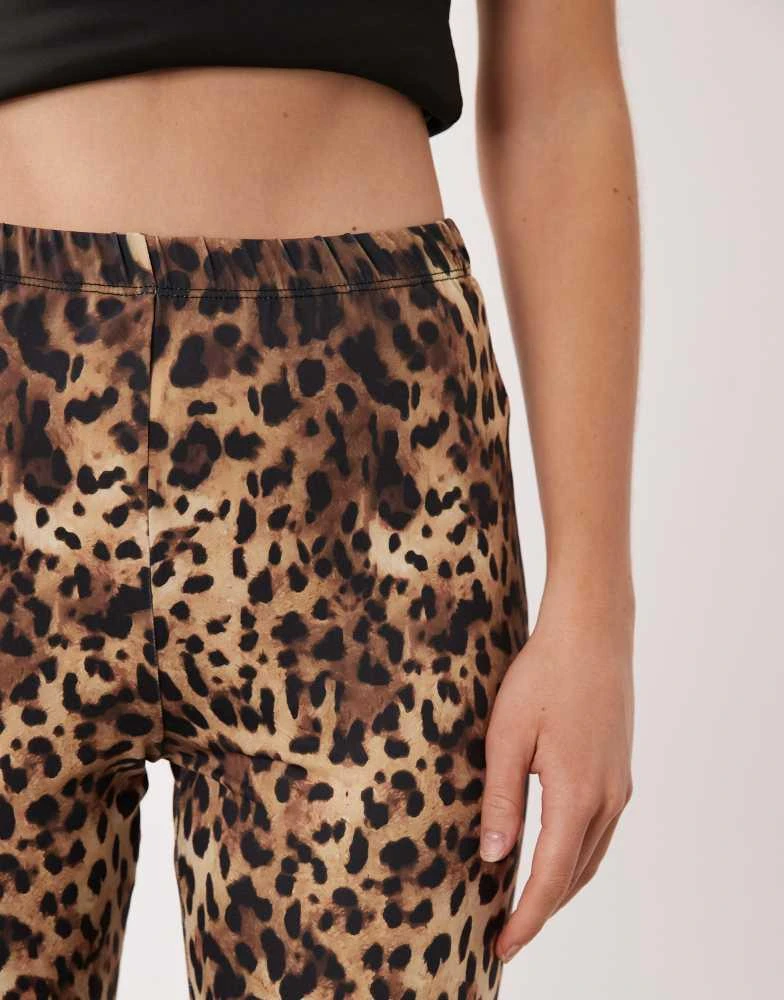 ASOS ASOS DESIGN capri legging in leopard print 3