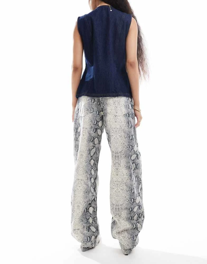 Bershka Bershka Petite balloon jeans in snakeskin print 2