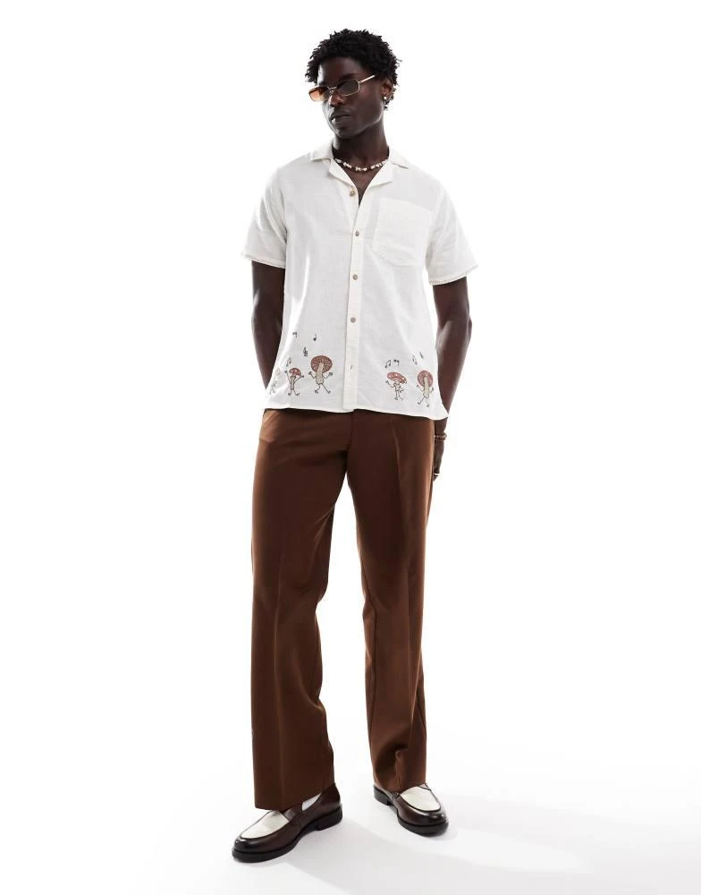 HOLLISTER Hollister short sleeve shirt with embroidered mushroom design in cream 3