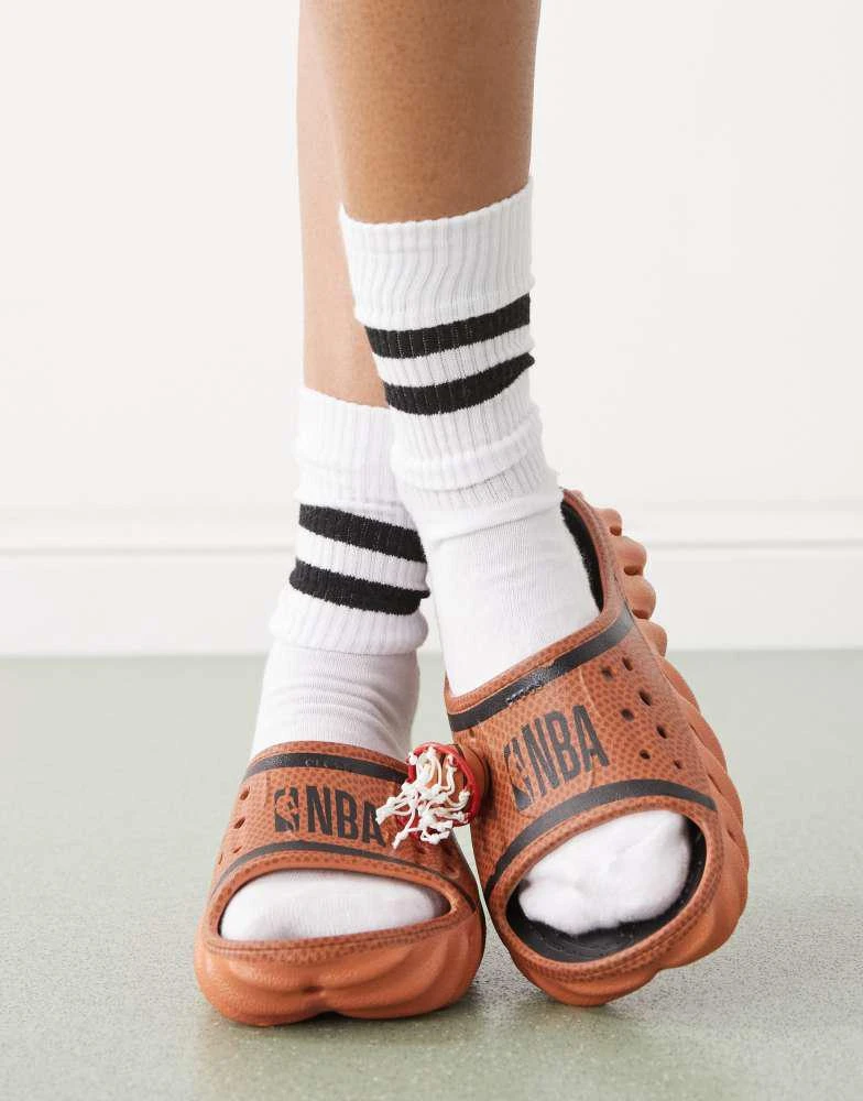 Crocs Crocs NBA Echo slides in sienna 1