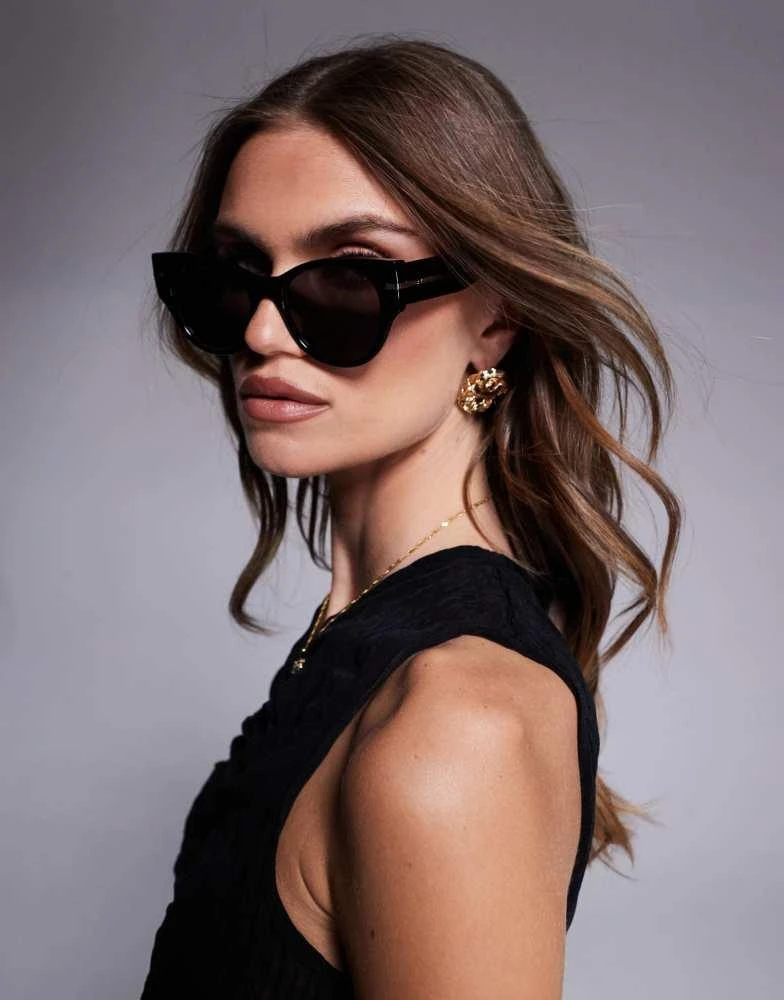 Quay Quay chit chat cat eye sunglasses in black and gold 1