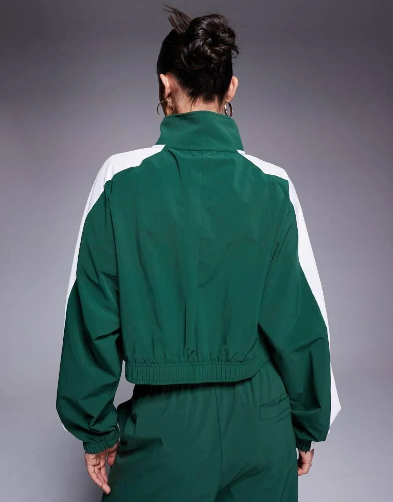 NIKE Nike Trend woven windrunner jacket in green 4