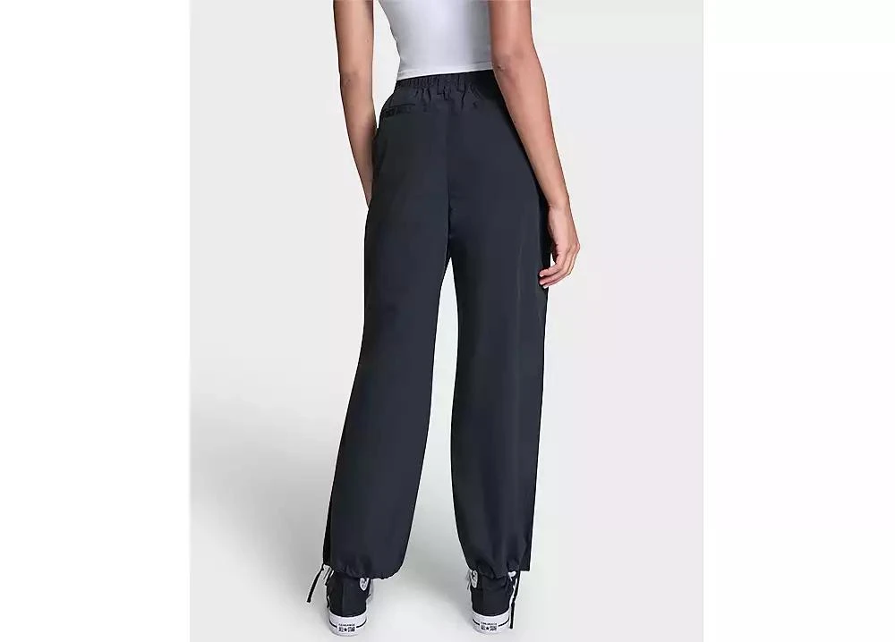 Converse Women
s Loose-Fit Tech Pants 2