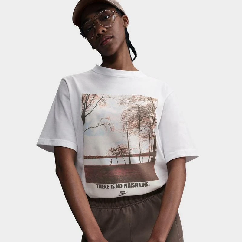 NIKE Women
s Nike Sportswear Short-Sleeve Run Photo Graphic T-Shirt 3