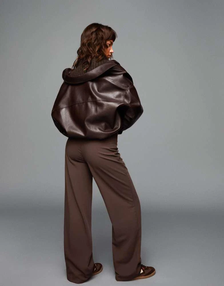 Bershka Bershka Petite wide-leg trousers in brown 2