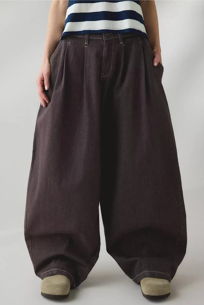 BDG BDG Jax Pleated Cocoon Low-Rise Jean 2