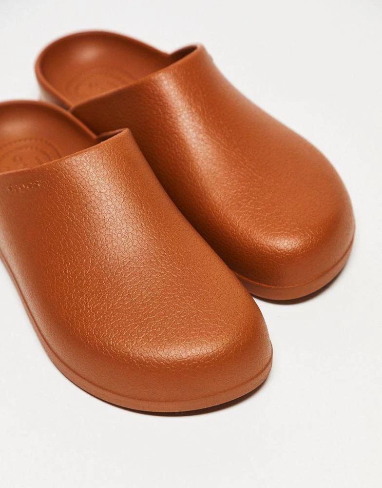 Crocs Crocs unisex dylan clogs in cognac tan 3